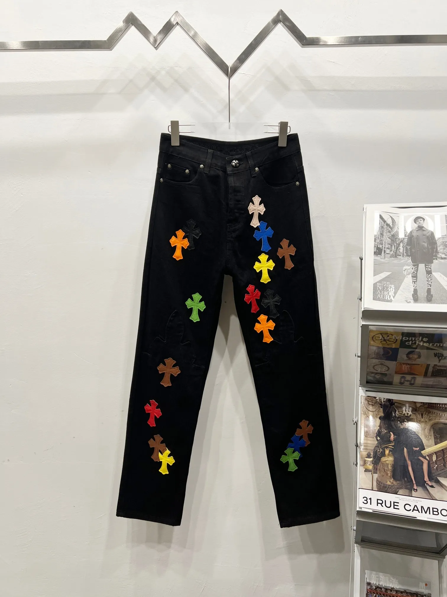 P260 Style No.: (c032) Chrome hearts & Chrome hearts High-end Chrome hearts flame colored leather cross-patch leather jeans Original hardware accessories washed and other elevators, QR code analysis are all purchased from the original factory, high degree of restoration, you are welcome to compare the products~ Three-dimensional version Loose and comfortable, not picky about the body, taller and slimmer Big factory Seiko Original quality control Same style for men and women Can be matched with couples Versatile recommendation Necessary jeans for all seasons Hipsters have been disappointed From the quality selection of fabrics, the tailoring of details, and the matching of patterns, everything is impeccable! The upper body is so handsome when worn...it can be easily worn by men, women and children! The craftsmanship is made of heavy-duty washed pure cotton denim fabric. After washing, it is soft and thick and looks very stylish when worn. Size: 28, 30, 32, 34, 36 (S-XXL) Color: black